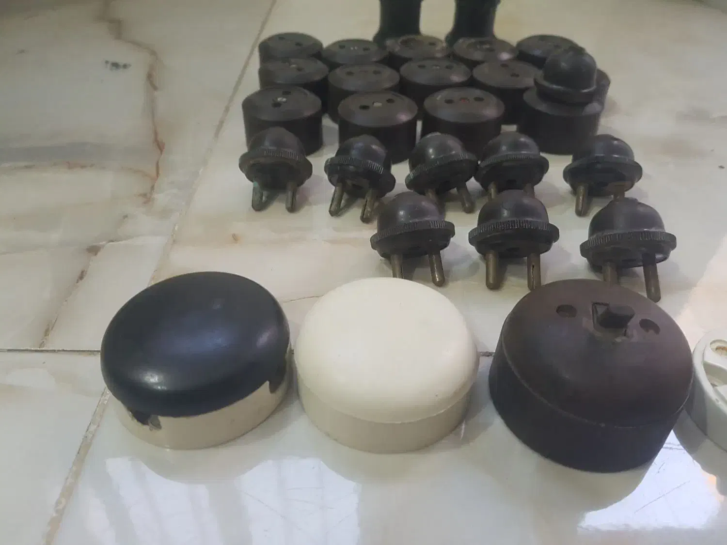 پریز و دوشاخه روکار قدیم کلکسیونی|لامپ و چراغ|اهواز, کمپلو جنوبی|دیوار