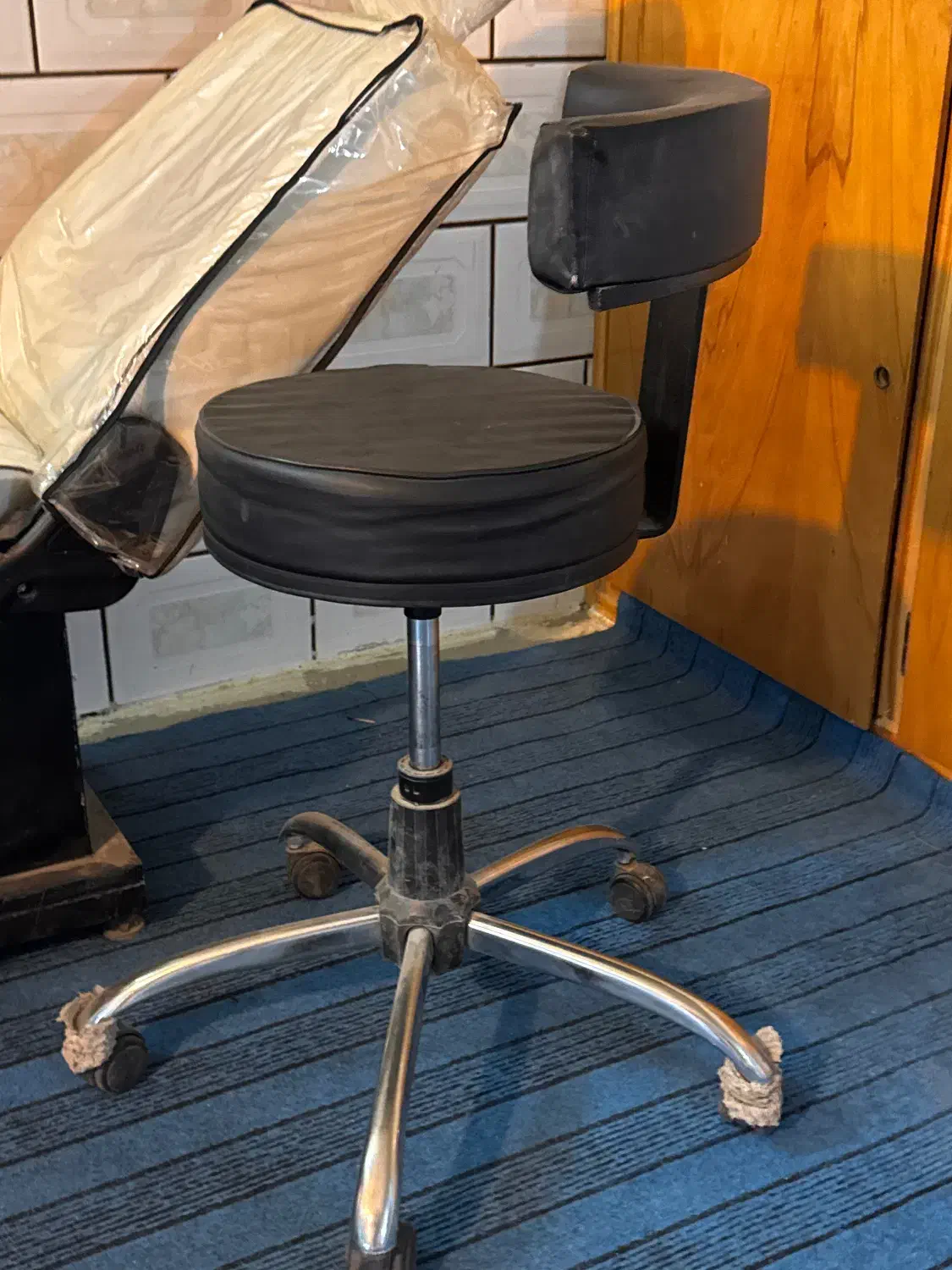 صندلی ارایشگاه|آرایشگاه و سالن‌های زیبایی|مبارکه, |دیوار