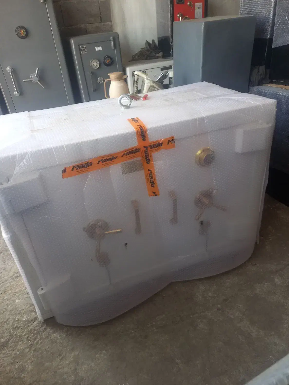 گاو صندوق سفید طلایی زیر پیش خوان|ابزارآلات|تبریز, |دیوار