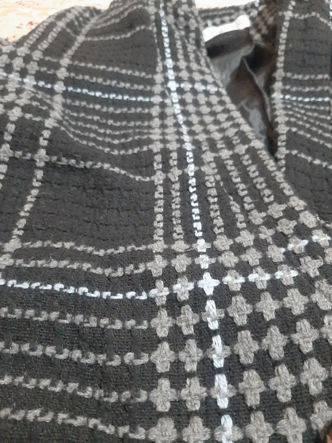 پالتو|لباس|ری, علایین|دیوار