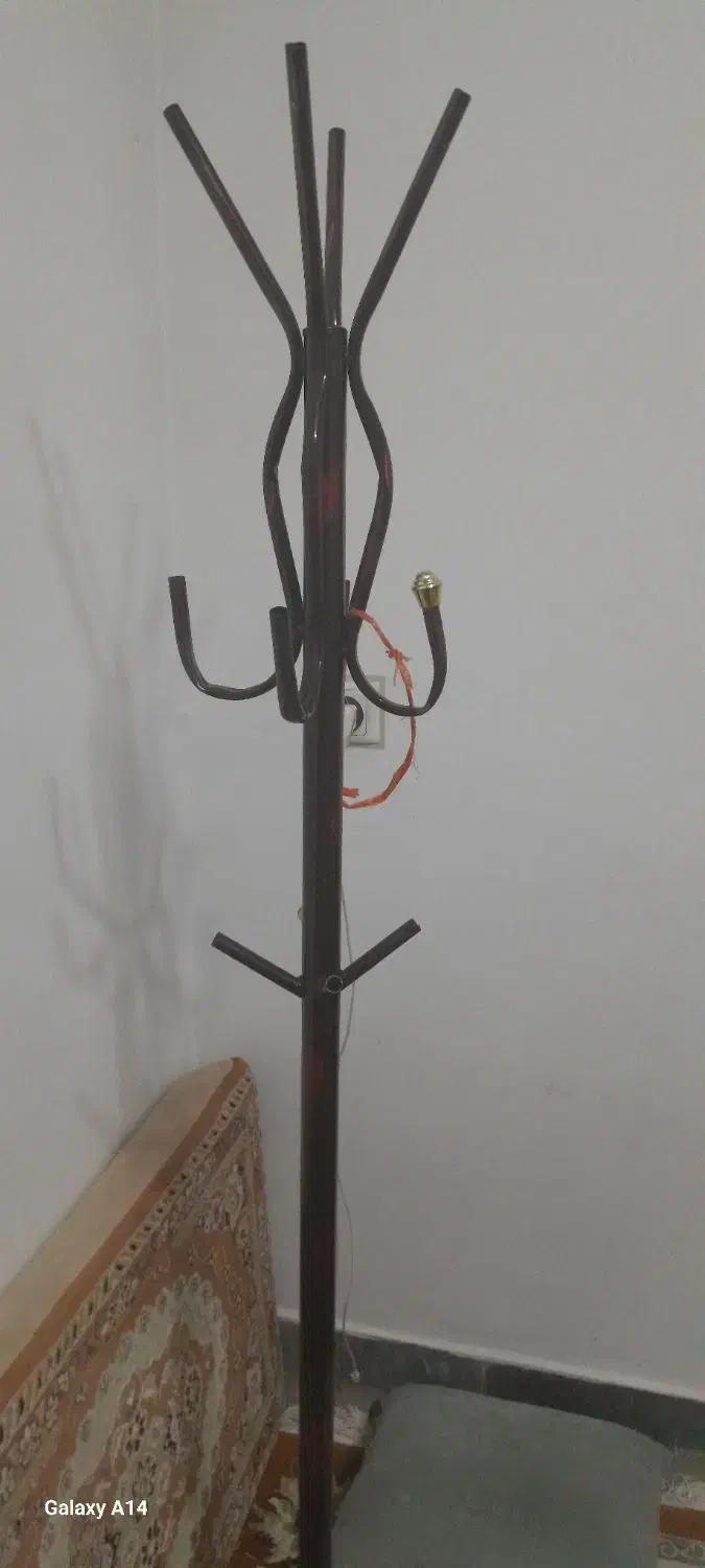 یک لباس گیرایستاده فلزی|بندرخت و رختآویز|سقز, |دیوار