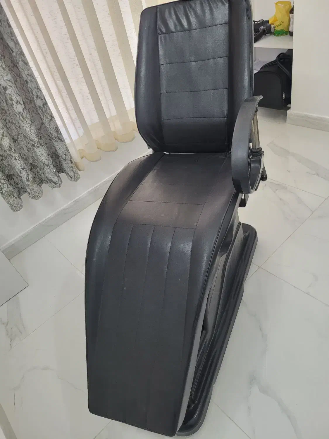 صندلی اصلاح یا میکاپ|آرایشگاه و سالن‌های زیبایی|چالوس, |دیوار