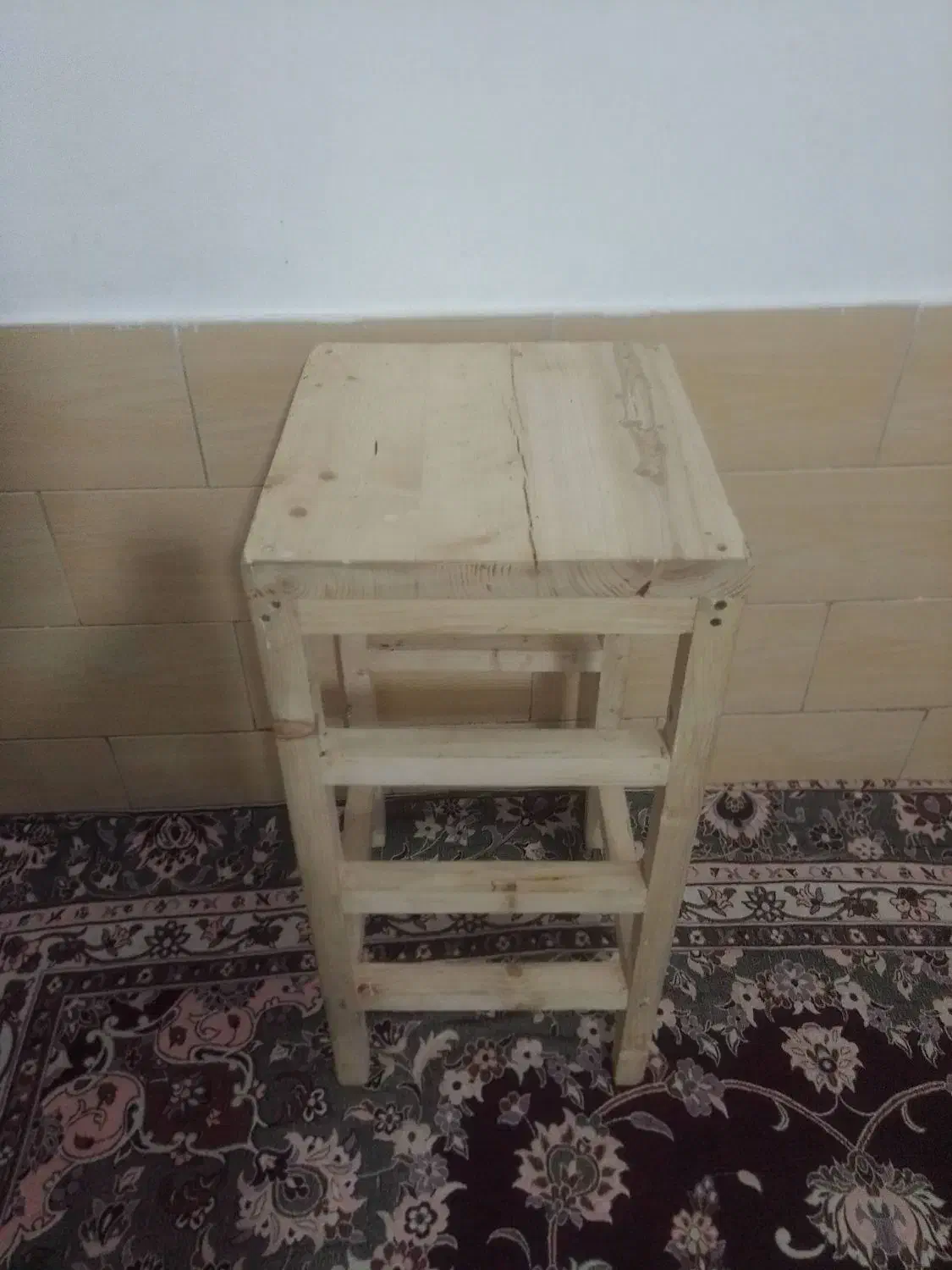 باسلام یک عدد صندلی چوبی قوی|صندلی و نیمکت|اسلامشهر, شهرک مهدیه|دیوار