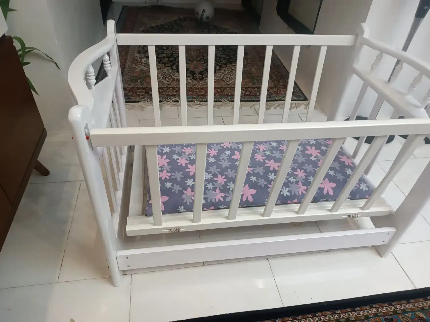 تعدادی وسایل بچه|اسباب و اثاث بچه|آبیک, |دیوار