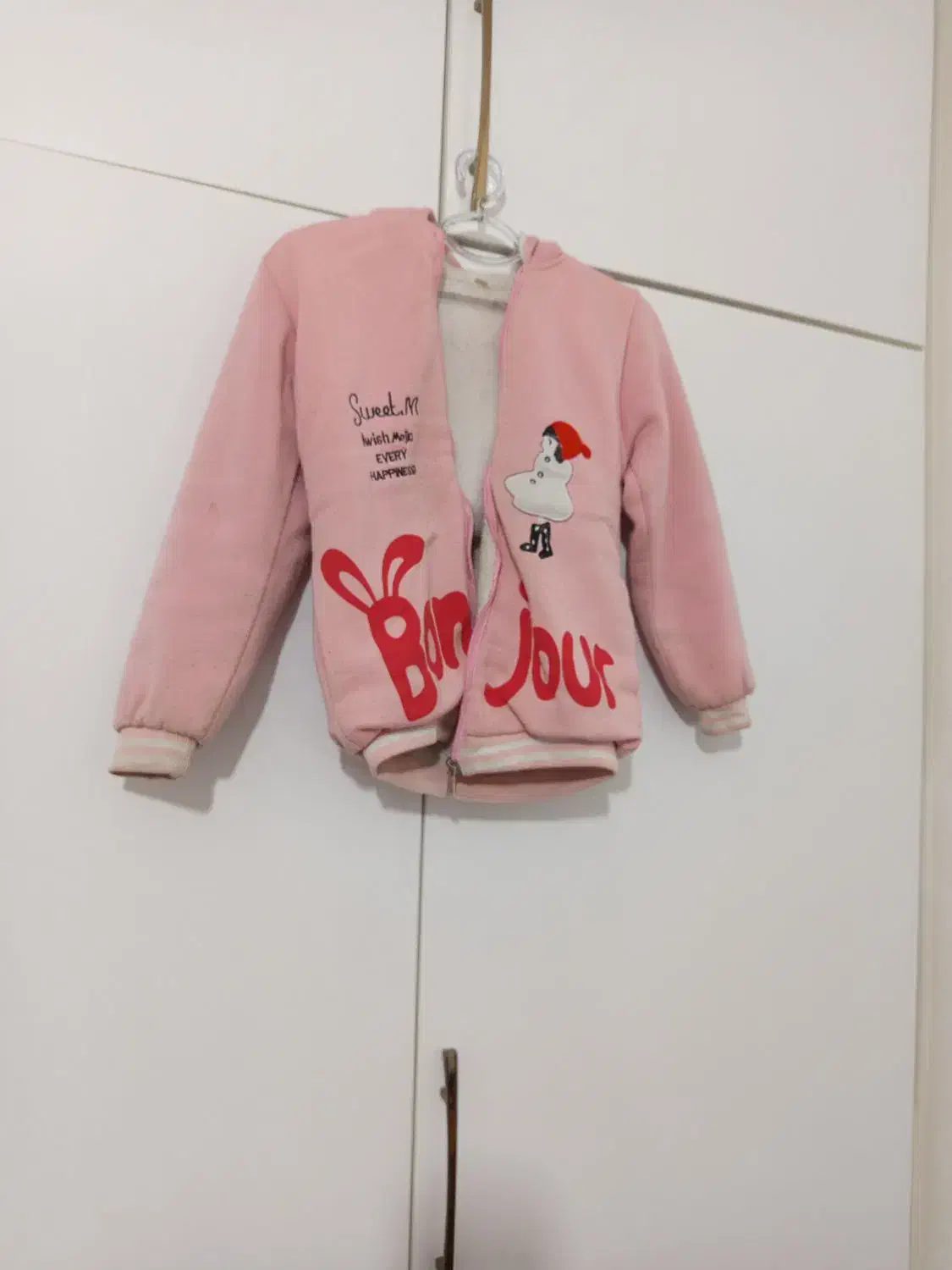 تعدادی لباس|لباس|سربیشه, |دیوار