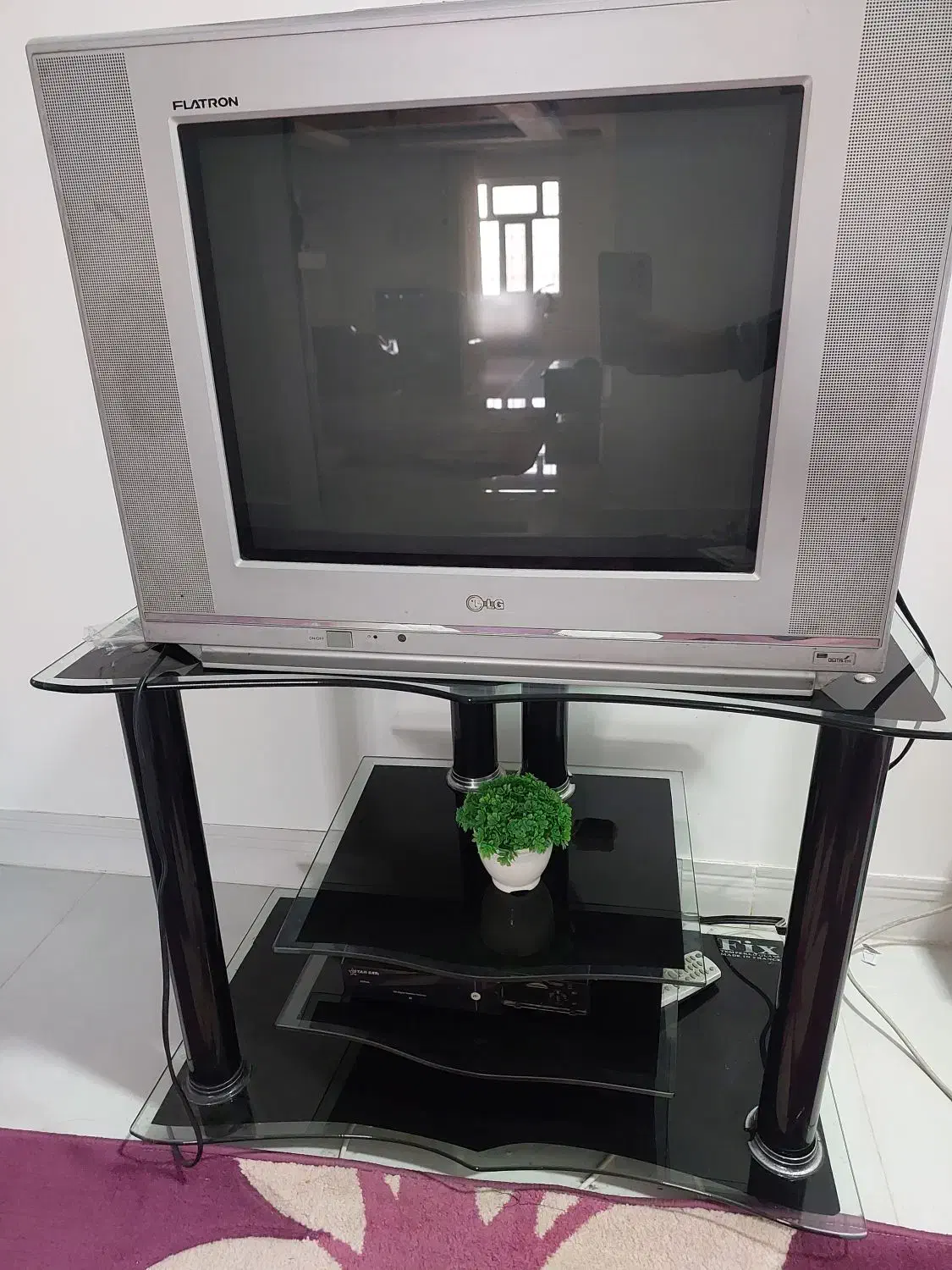 تلویزیون به همراه میز|تلویزیون و پروژکتور|رامشیر, |دیوار