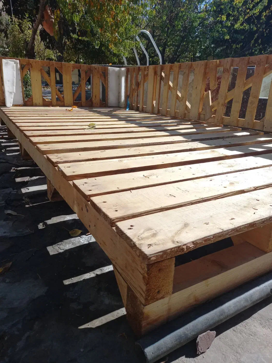 یک عددنیمکت چوبی بزرگ|صندلی و نیمکت|سنندج, |دیوار