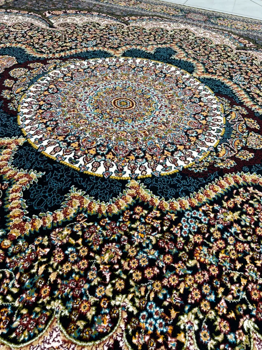 فرش ۷۰۰ شانه ۹ متری تالار آک ۲ تخته|فرش|اصفهان, ارزنان|دیوار