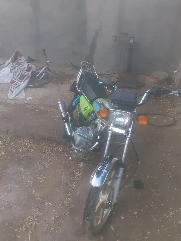 هوندا ۱۲۵|موتورسیکلت|نیمبلوک, |دیوار