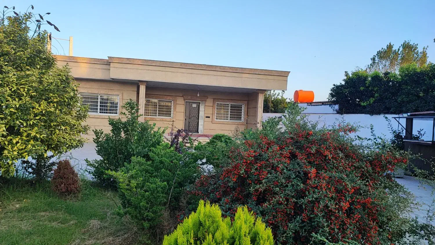 اجاره ویلاباغ استخردار با حیاطی دلباز درسرخرود|اجارهٔ کوتاهمدت ویلا و باغ|سرخرود, |دیوار