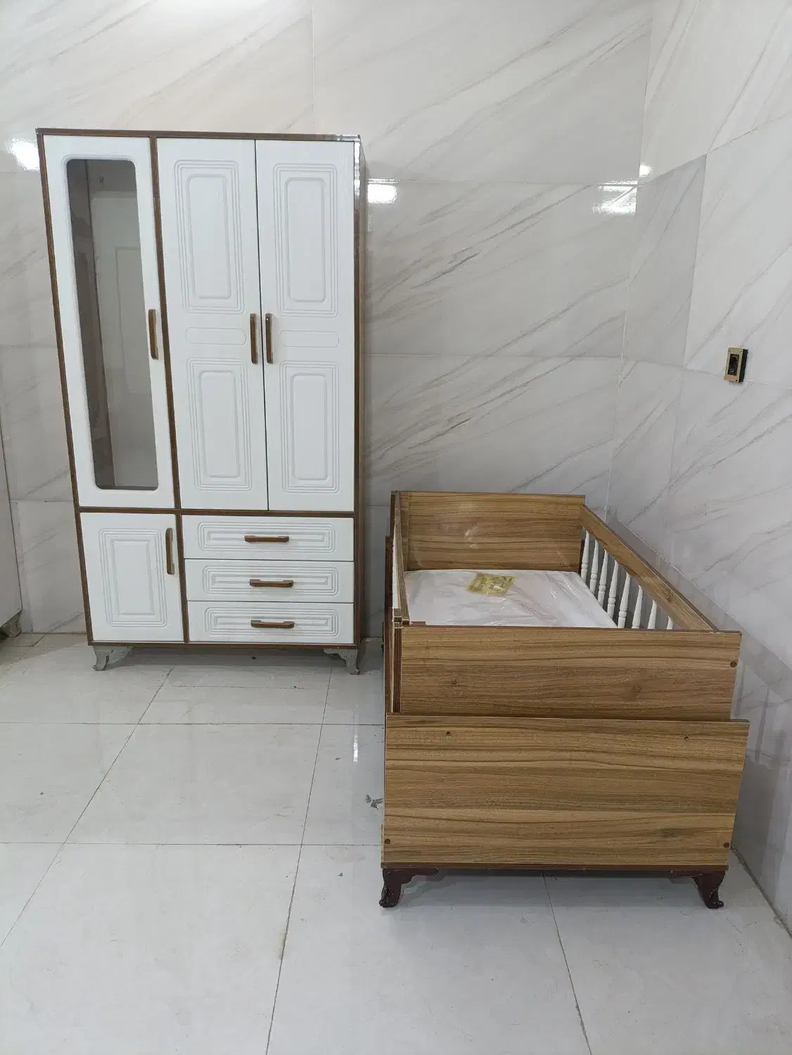 کمد سه درب کودک تخت نوزاد گهواره ای سرویس سیسمونی|تخت و صندلی بچه|مشهد, شهرک امام هادی (شهرک غرب)|دیوار