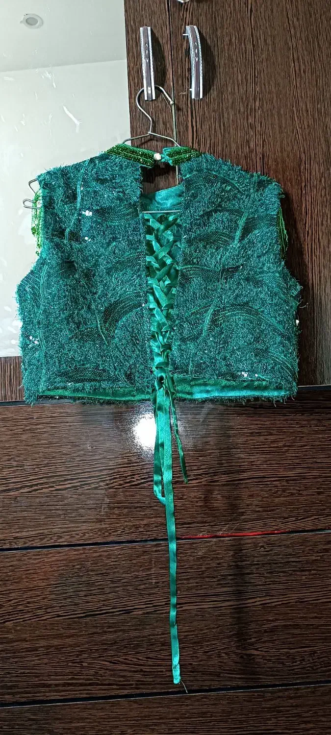 لباس مجلسی|لباس|مشهد, کوشک مهدی|دیوار