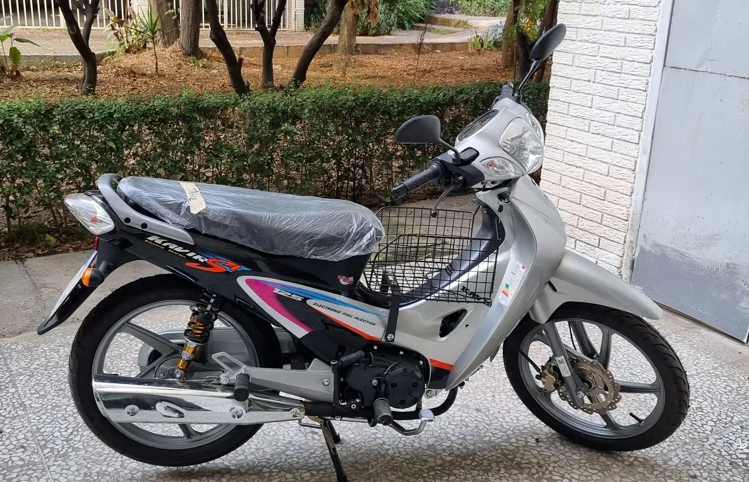 موتور بی کلاج طرح ویو کویر ۱۲۵ رادیسون نقره ای|موتورسیکلت|ساری, |دیوار