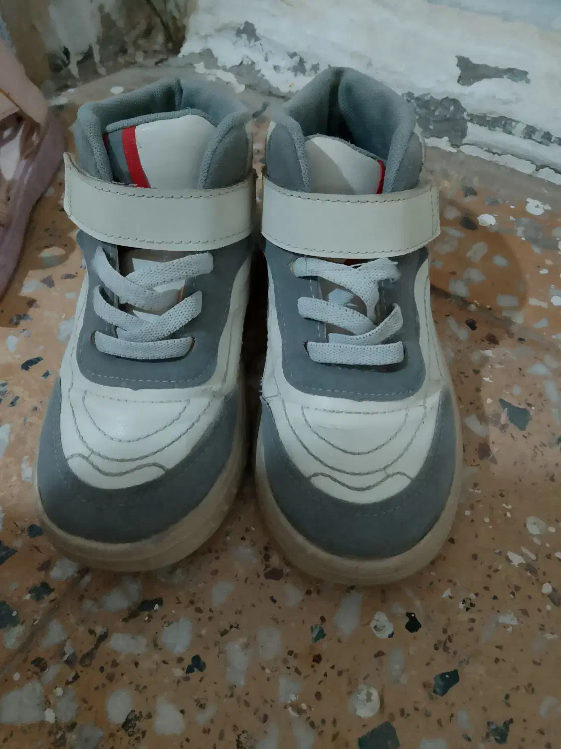 شیش جفت کفش|کیف، کفش، کمربند|قروه, |دیوار