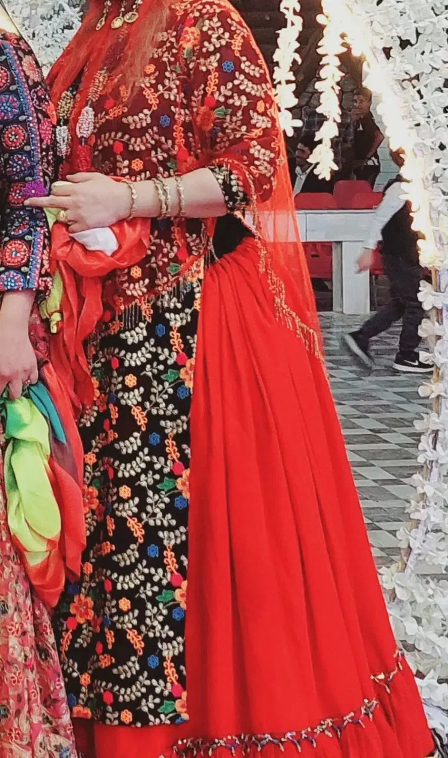 تعدادی لباس مجلسی و لباس محلی|لباس|کازرون, |دیوار