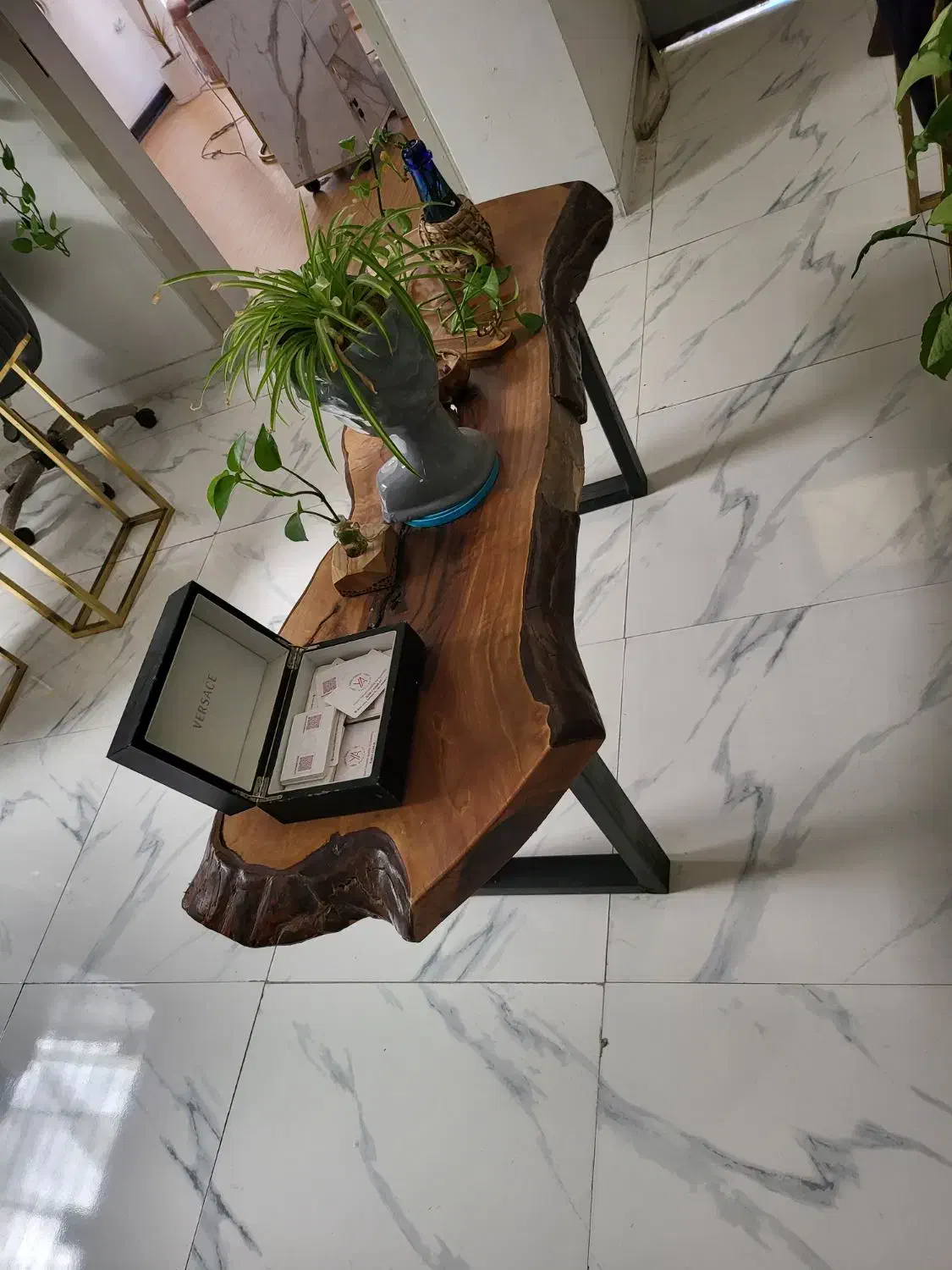 جلو مبلی چوب گردو|مبلمان خانگی و میز عسلی|شیراز, میرزاکوچک خان|دیوار