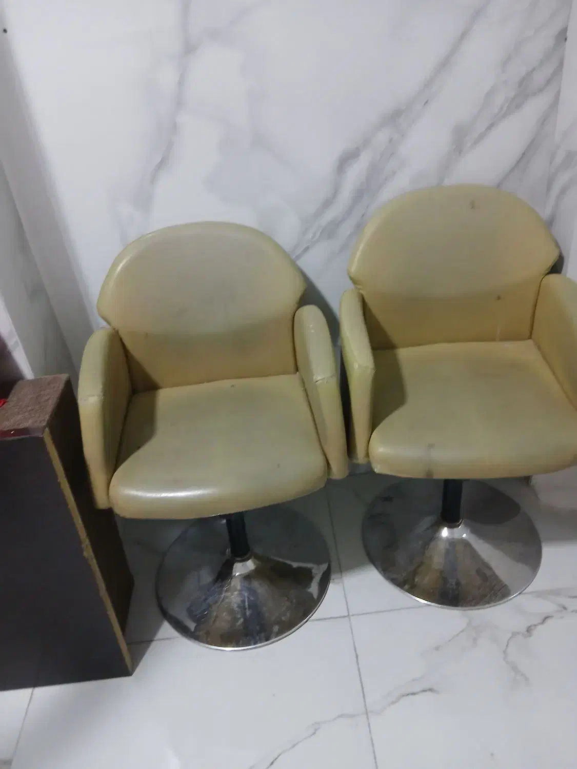 دو عدد صندلی اصلاح و دوعدد صندلی رنگ|آرایشگاه و سالنهای زیبایی|شهرکرد, |دیوار