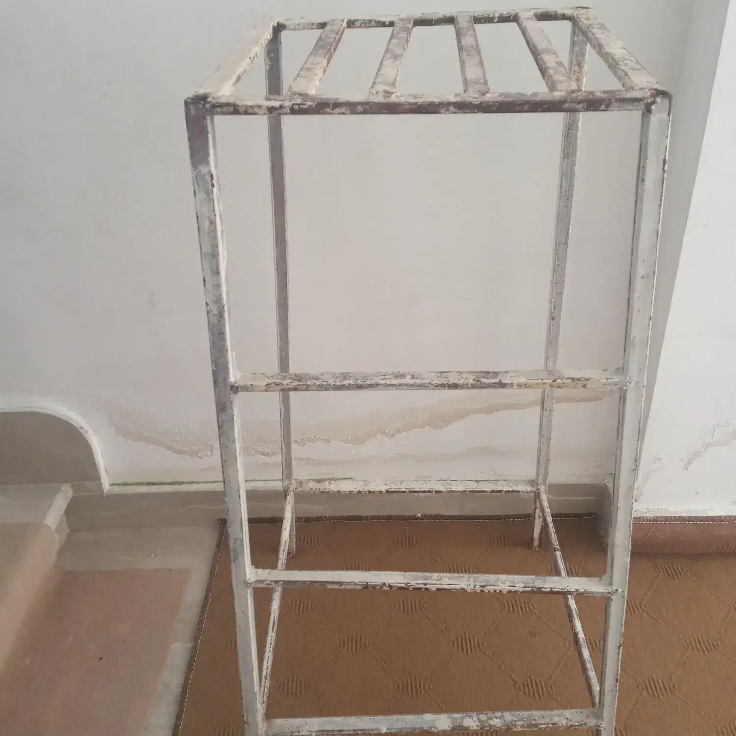 چهار پایه اهنی سالم فقط رنگ میخواد بدون پوسیدگی|صندلی و نیمکت|آستارا, |دیوار