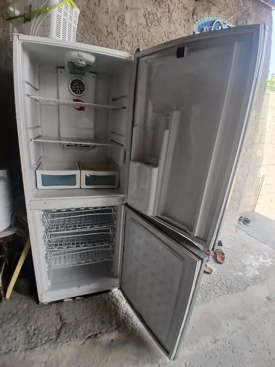 یخچال بزرگ گازفابریک قیمت مقطوع ۵میلیون تومان|یخچال و فریزر|آبپخش, |دیوار