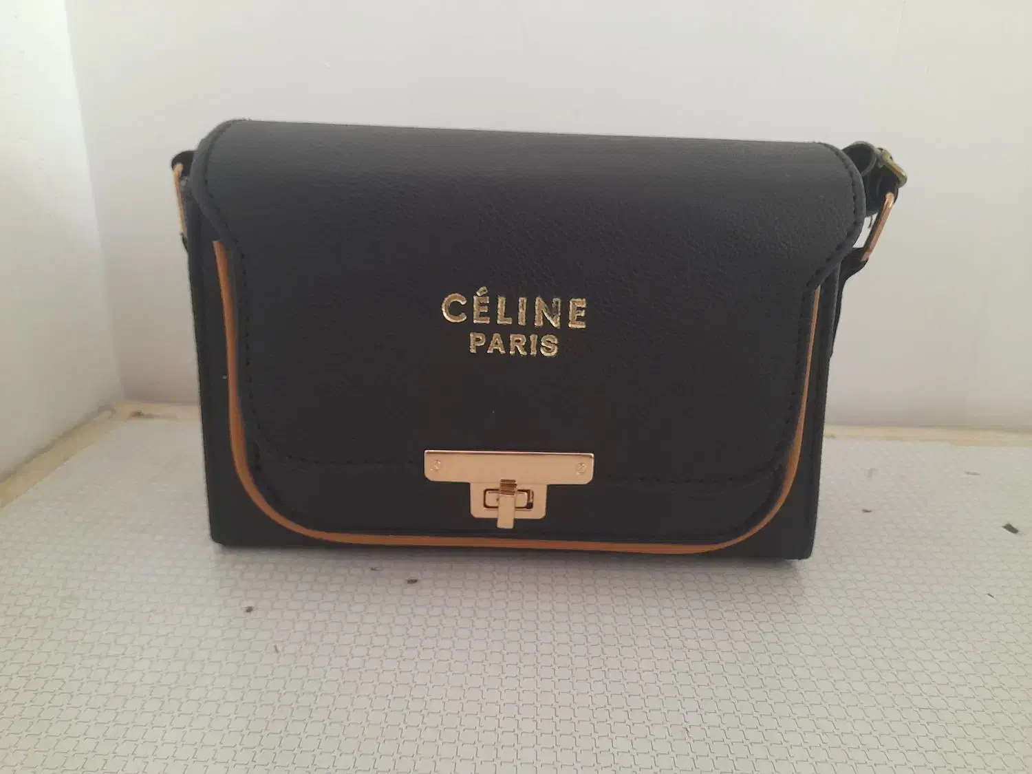 کیف دوشی|کیف، کفش، کمربند|قدس, شهرقدس|دیوار