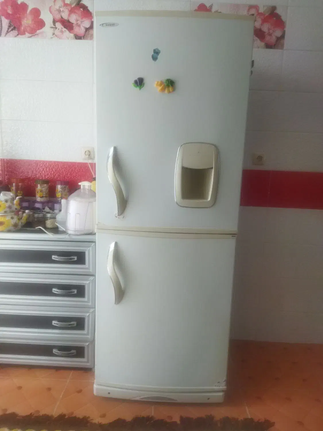 یک عدد یخچال فریزر سوزان و یک عدد گاز|یخچال و فریزر|رودسر, |دیوار