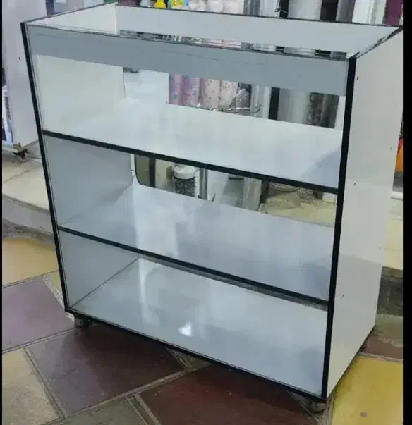 ۱عدد میز کامپیوتر ۳ عدد ویترین زمینی و دیواری کامل|بوفه، ویترین، کنسول|مریوان, |دیوار