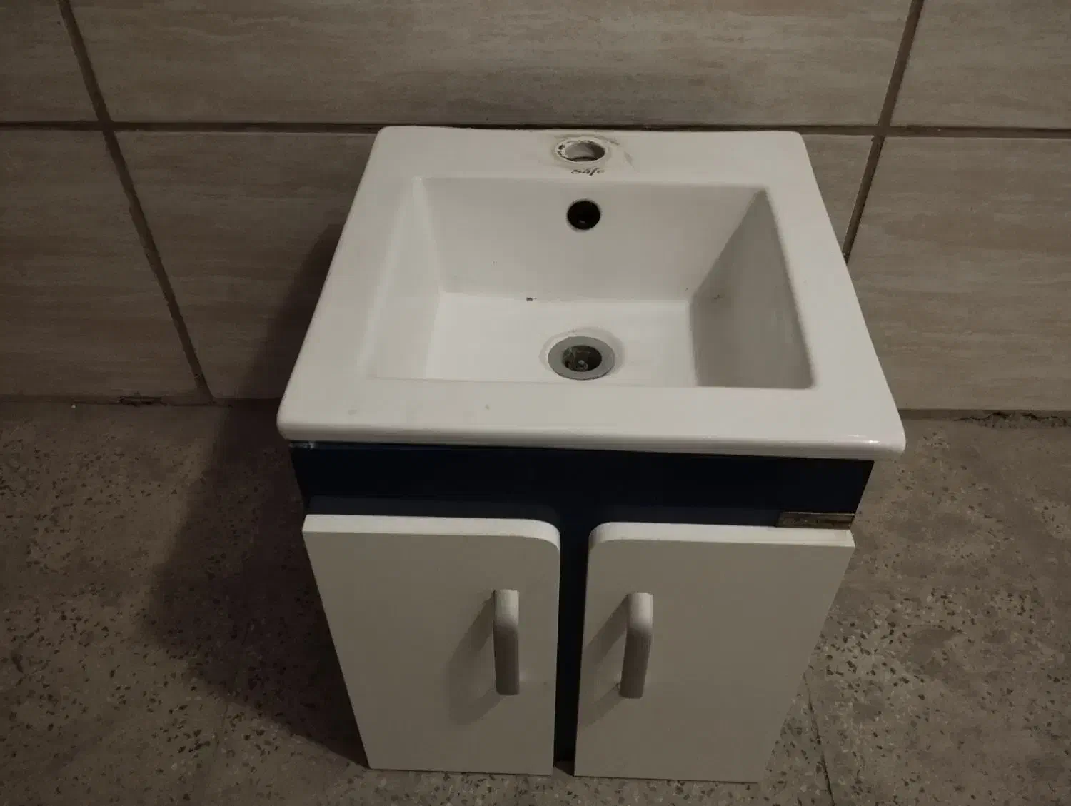 روشویی به همراه کابینت پی وی سی برند Safe تمیز|لوازم سرویس بهداشتی|تهران, زعفرانیه|دیوار