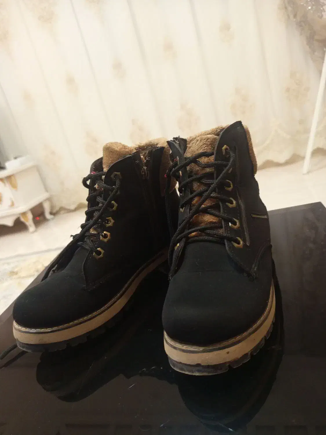 نیم بوت|کیف، کفش، کمربند|سلماس, |دیوار