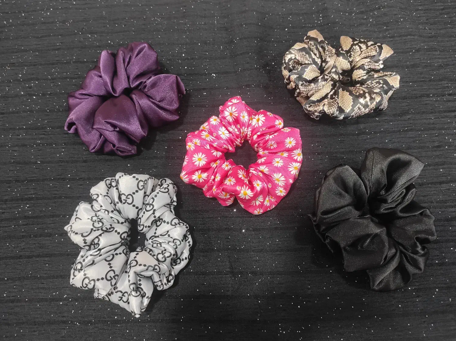 کش موی ساتن|لباس|میانه, |دیوار