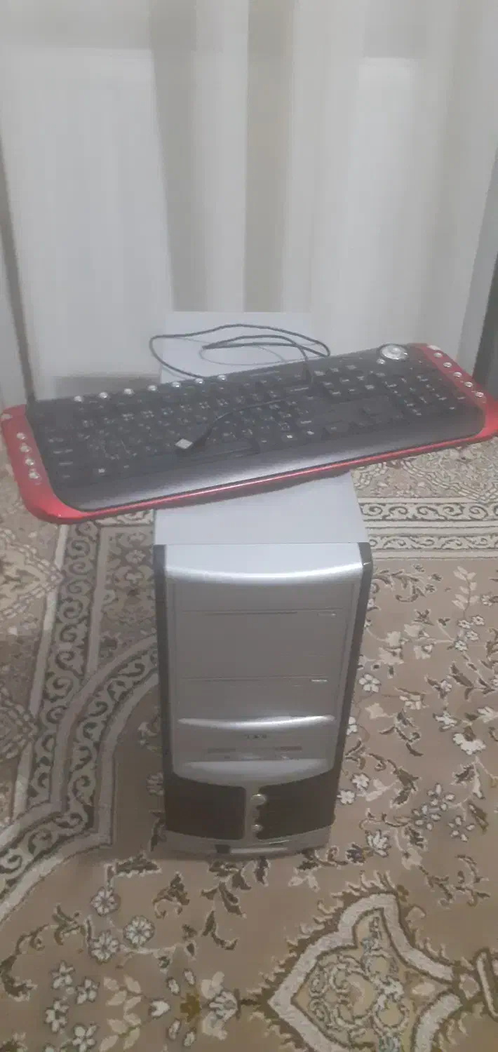 کامپیوتر و صفحه کلید|رایانه رومیزی|سنندج, |دیوار