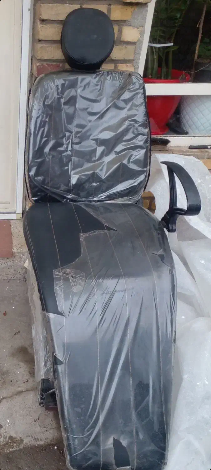 صندلی ارایشگاه برای اصلاح|آرایشگاه و سالن‌های زیبایی|خوی, |دیوار