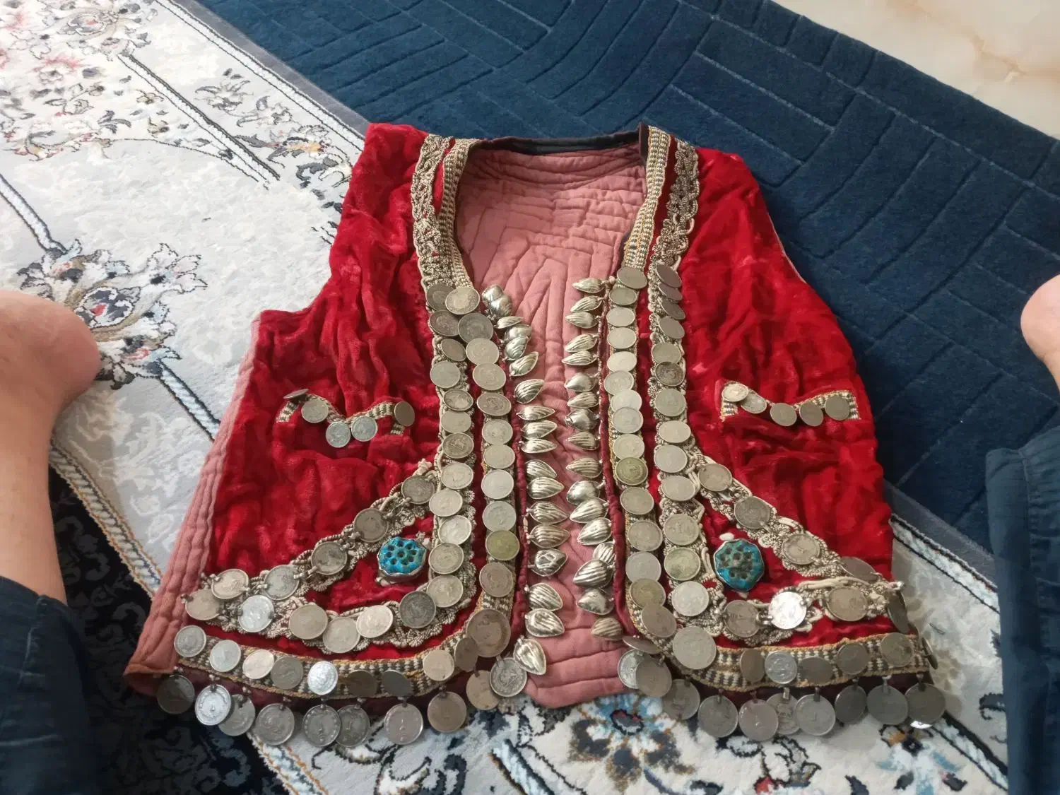 جلیقه قدیمی|کلکسیون اشیاء عتیقه|رباط‌کریم, رباط‌کریم|دیوار