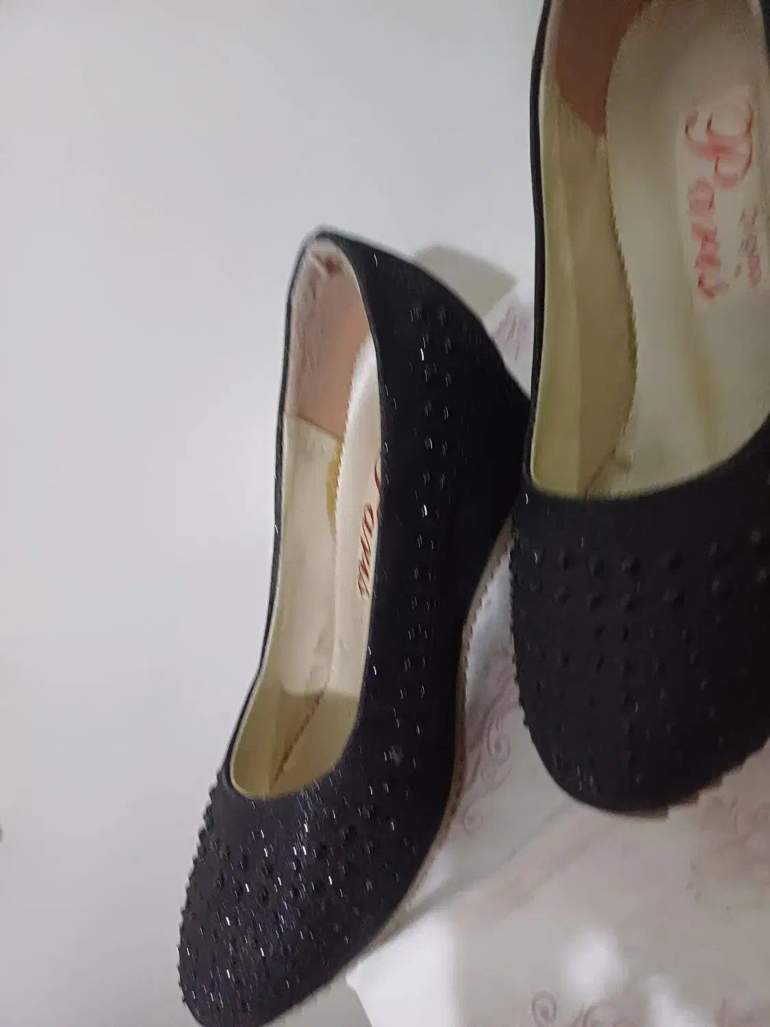 کتونی نو|کیف، کفش، کمربند|میانه, |دیوار