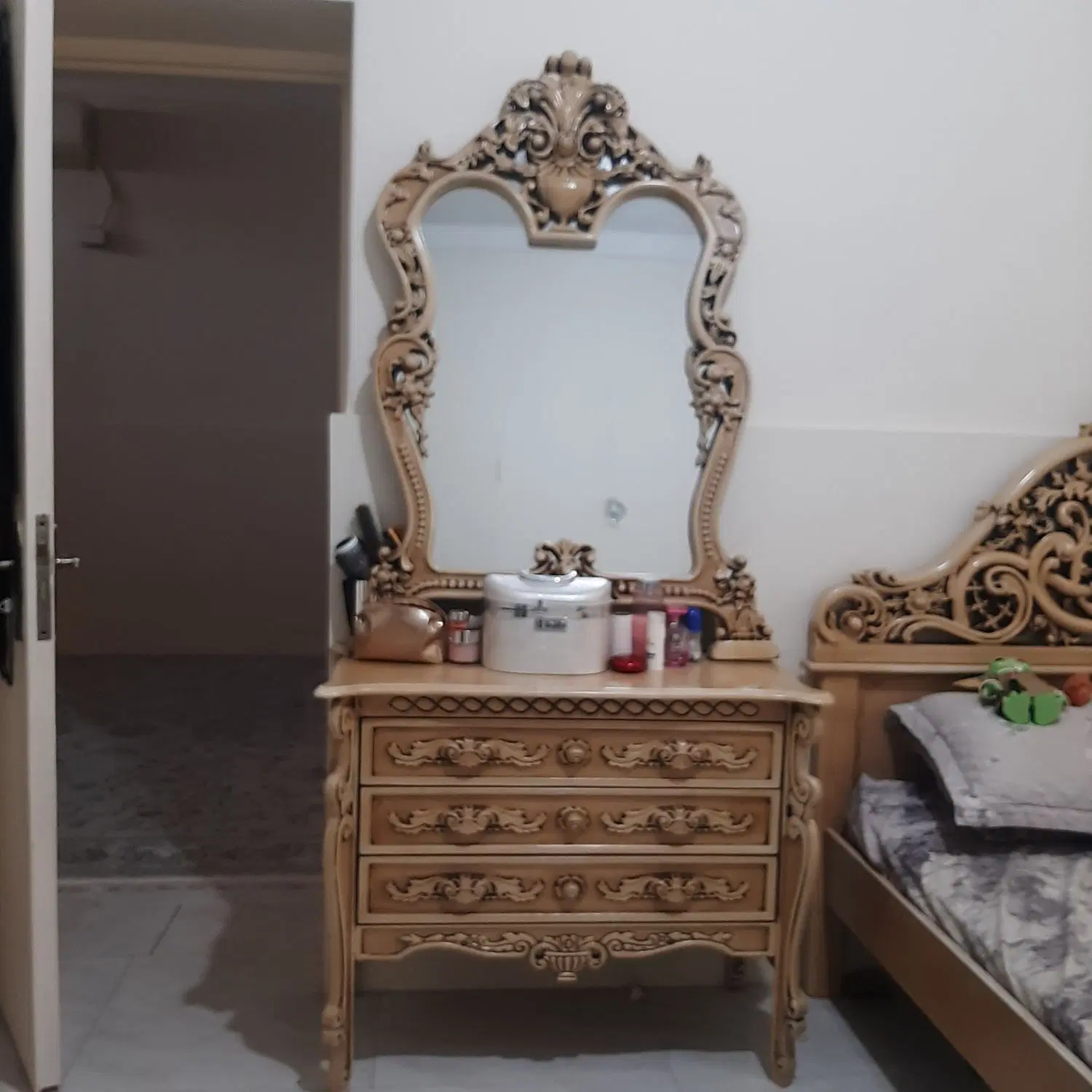تخت به همراه دوعدد پاتختی وآینه ودراوربزرگ،تشک|تخت و سرویس خواب|تهران, فرودگاه مهرآباد|دیوار