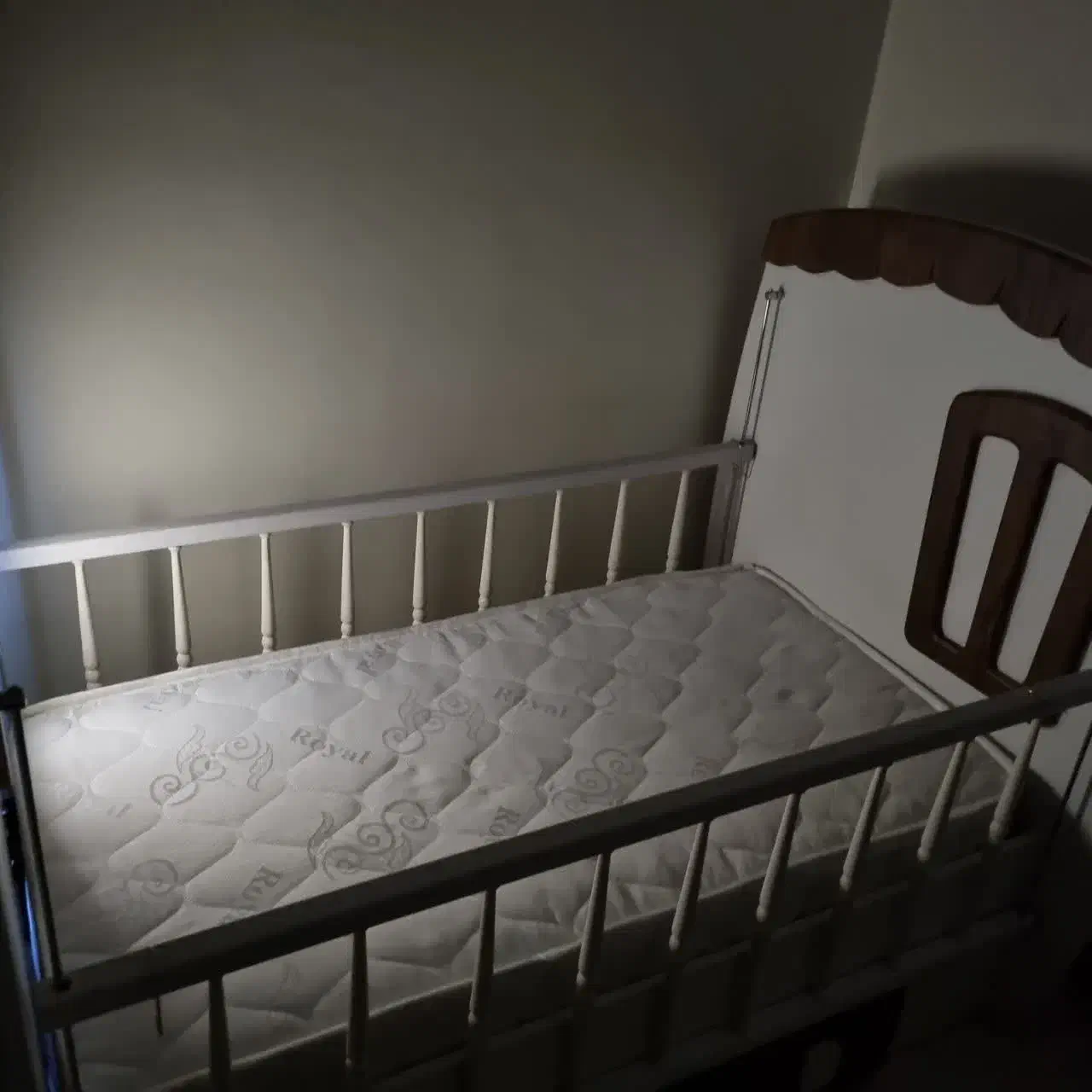 تخت نوزاد نو استفاده نشده|تخت و سرویس خواب|قدس, شهر‌قدس|دیوار