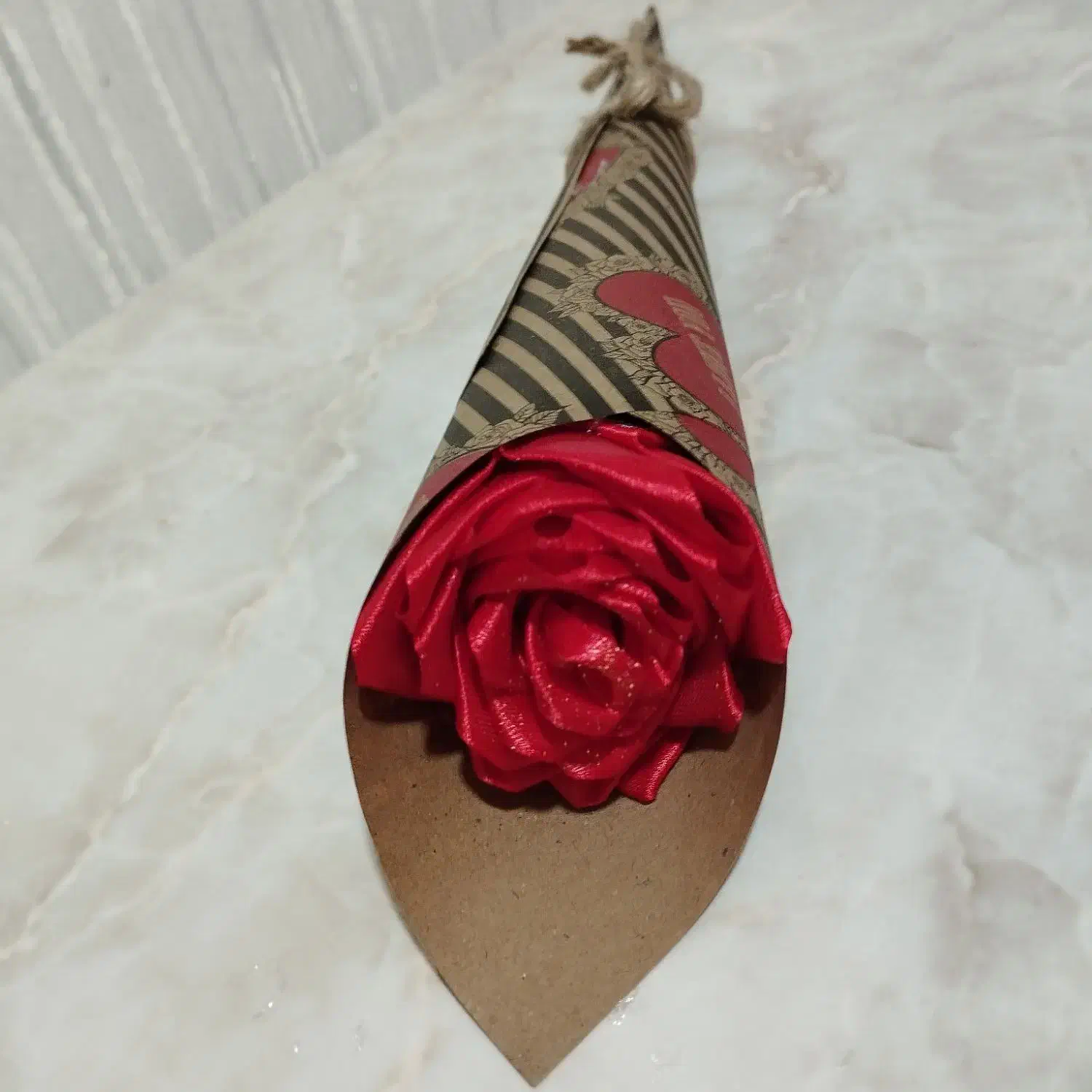 شاخه گل رز مصنوعی|گل مصنوعی|رباط‌کریم, رباط‌کریم|دیوار