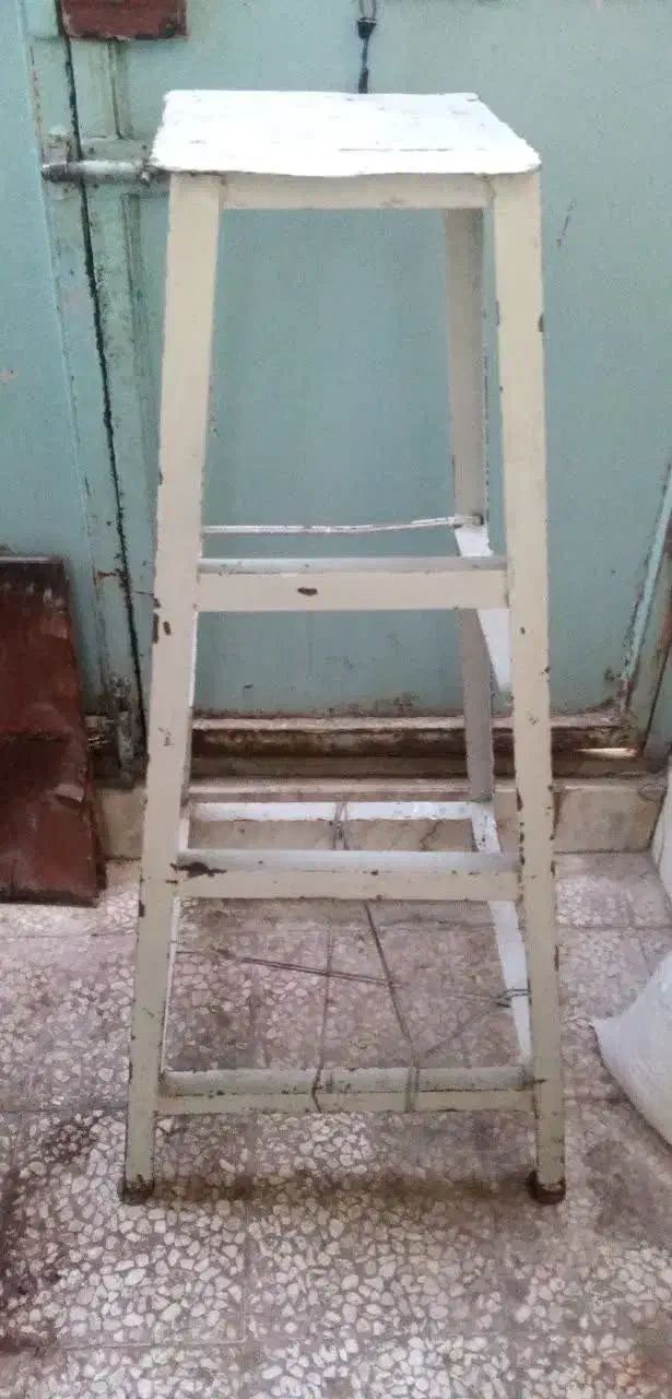 چهارپایه محکم|صندلی و نیمکت|قم, شاه ابراهیم|دیوار