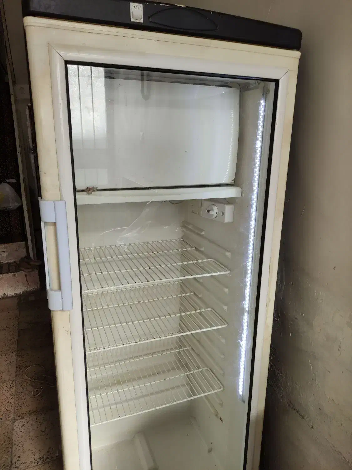 یخچال ایستاده با فریزر بالا.درب شیشه ای|یخچال و فریزر|خلخال, |دیوار