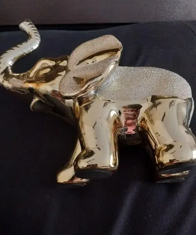 مجسمه و گلدان طلایی|مجسمه، تندیس، ماکت|تهران, جنتآباد جنوبی|دیوار