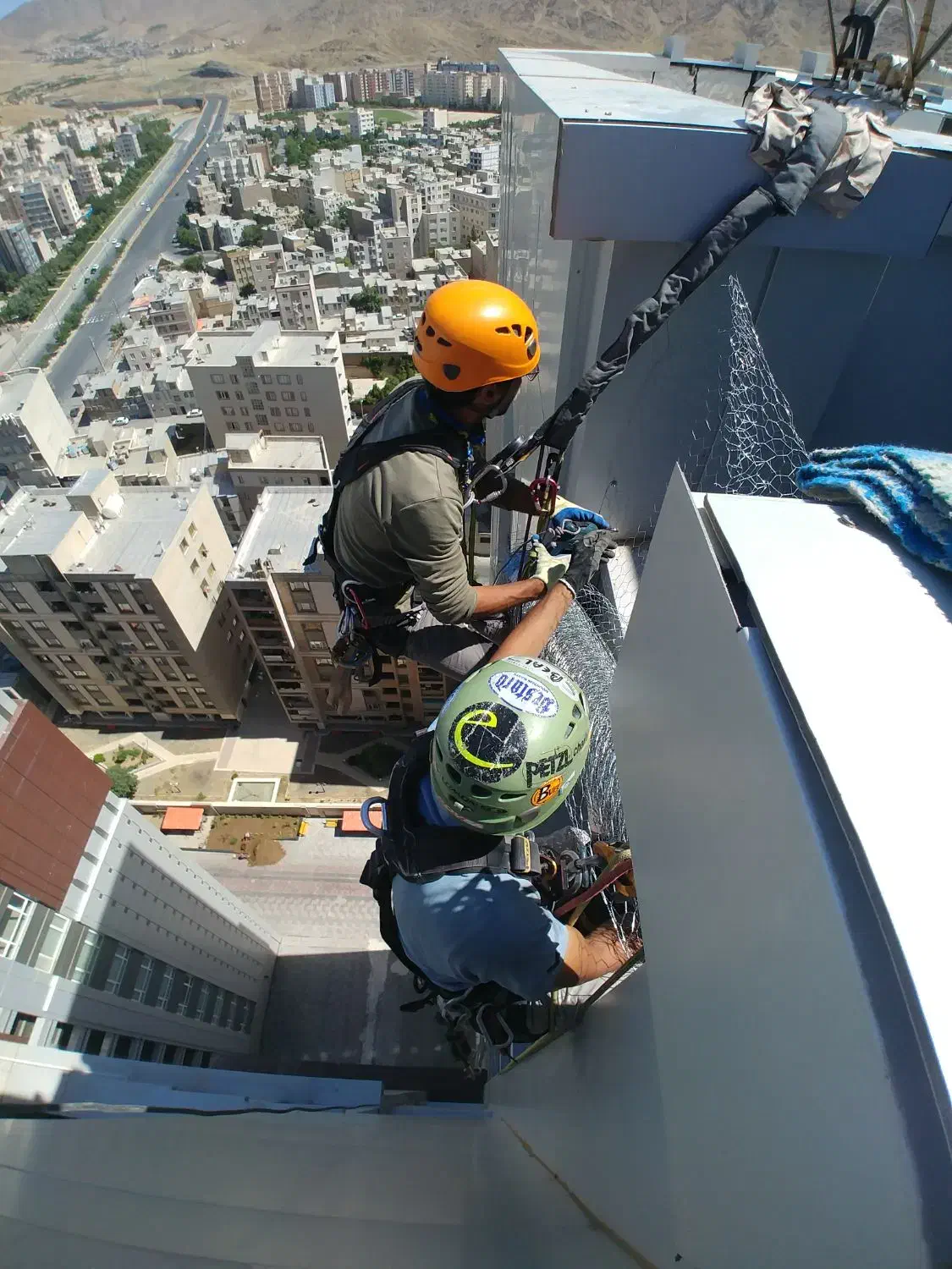 کار در ارتفاع بدون نیاز به داربست و بالا بر|خدمات پیشه و مهارت|اراک, |دیوار