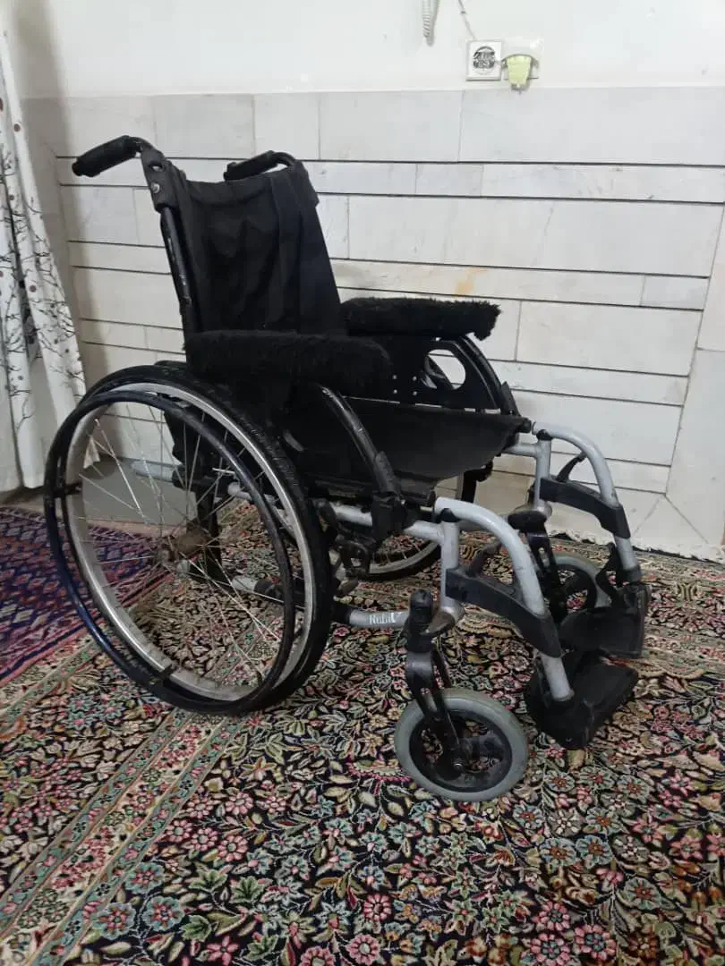 یک عود ویلچر سبک و راحت فروشی|آرایشی، بهداشتی، درمانی|سیرجان, |دیوار