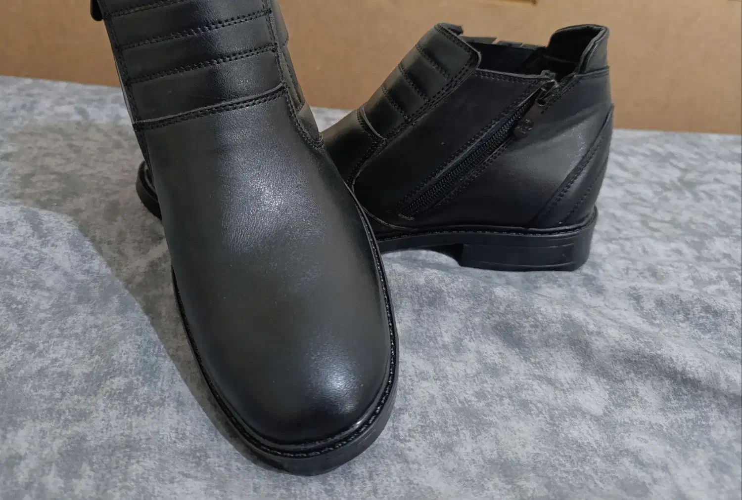 کفش|کیف، کفش، کمربند|قم, بنیاد|دیوار