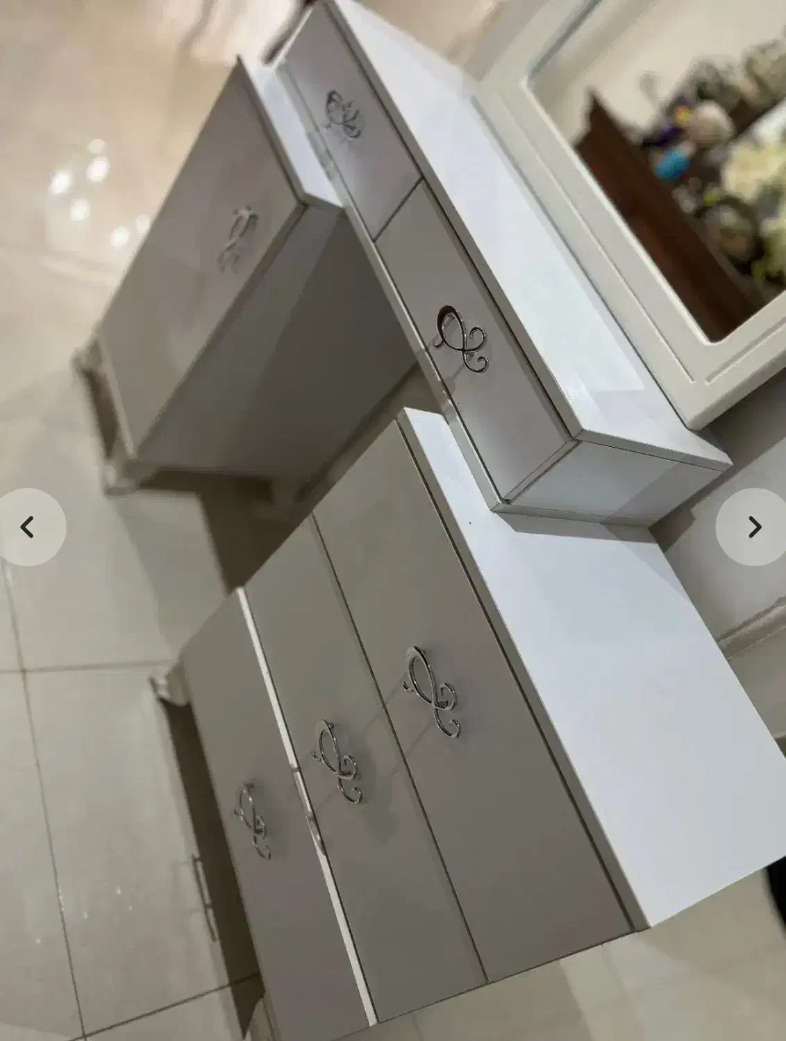 میز ارایش همراه ایینه سالم|مبلمان خانگی و میز عسلی|صومعه‌سرا, |دیوار