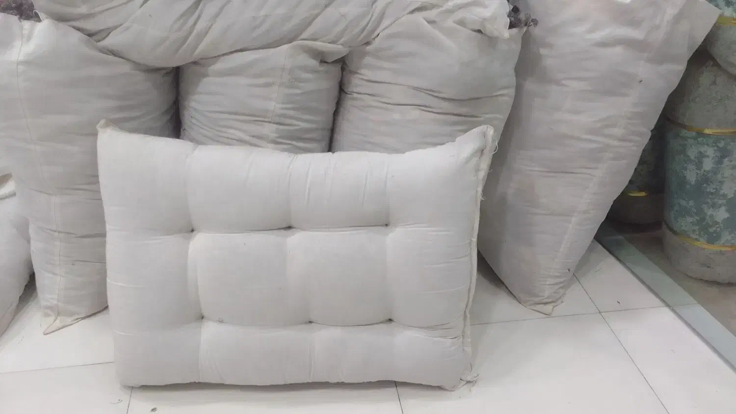 بالش|رختخواب، بالش، پتو|بلوک, |دیوار