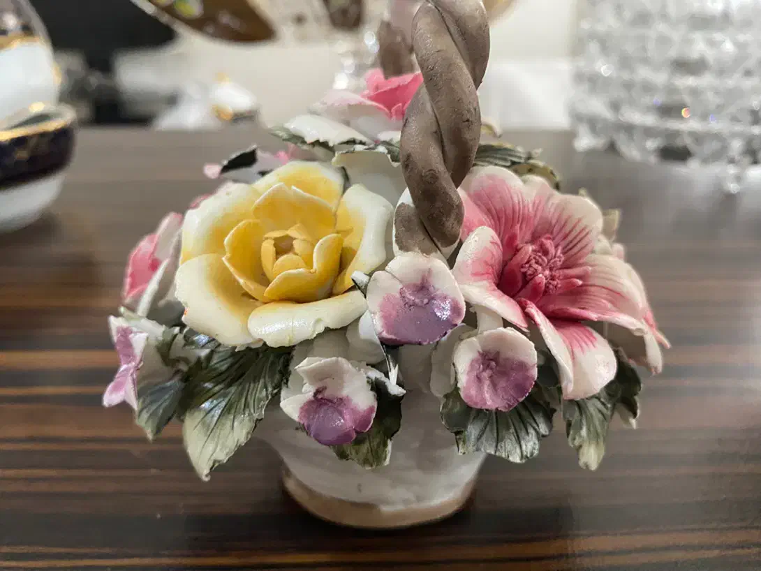 سبد گل چینی دوتا از گل هاش لب پر شده مشخص نیست|صنایع دستی و سایر لوازم تزئینی|تهران, امیریه|دیوار