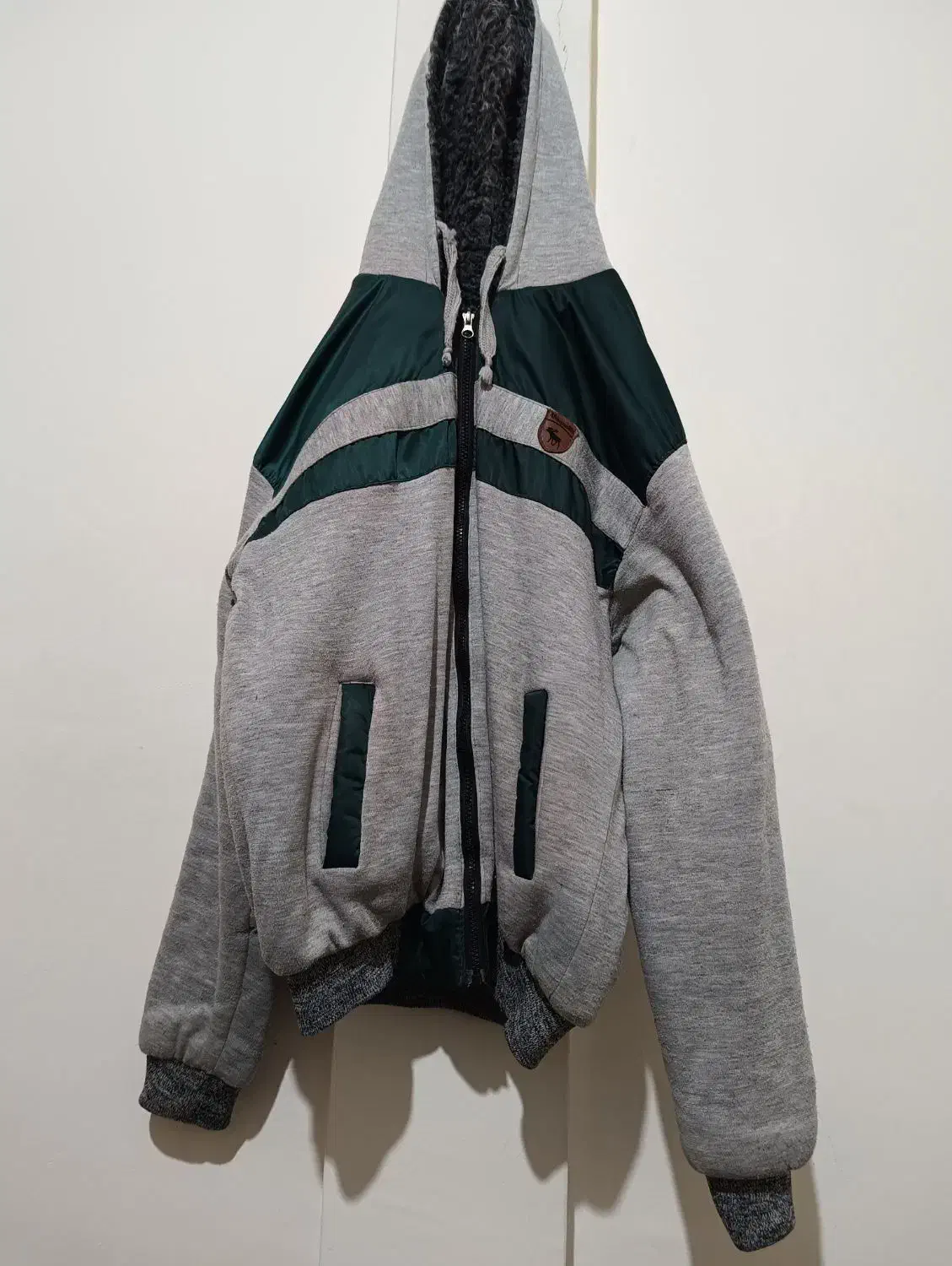 کاپشن|لباس|خوی, |دیوار