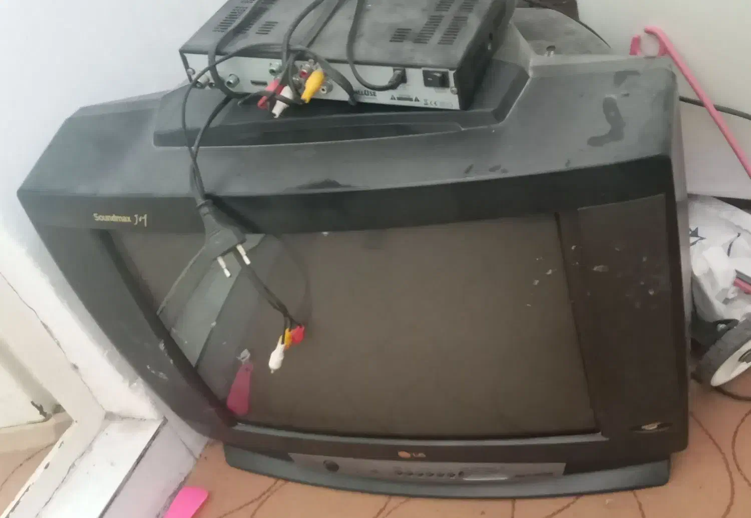 یخچال و تلویزیون قدیمی|یخچال و فریزر|آشخانه, |دیوار