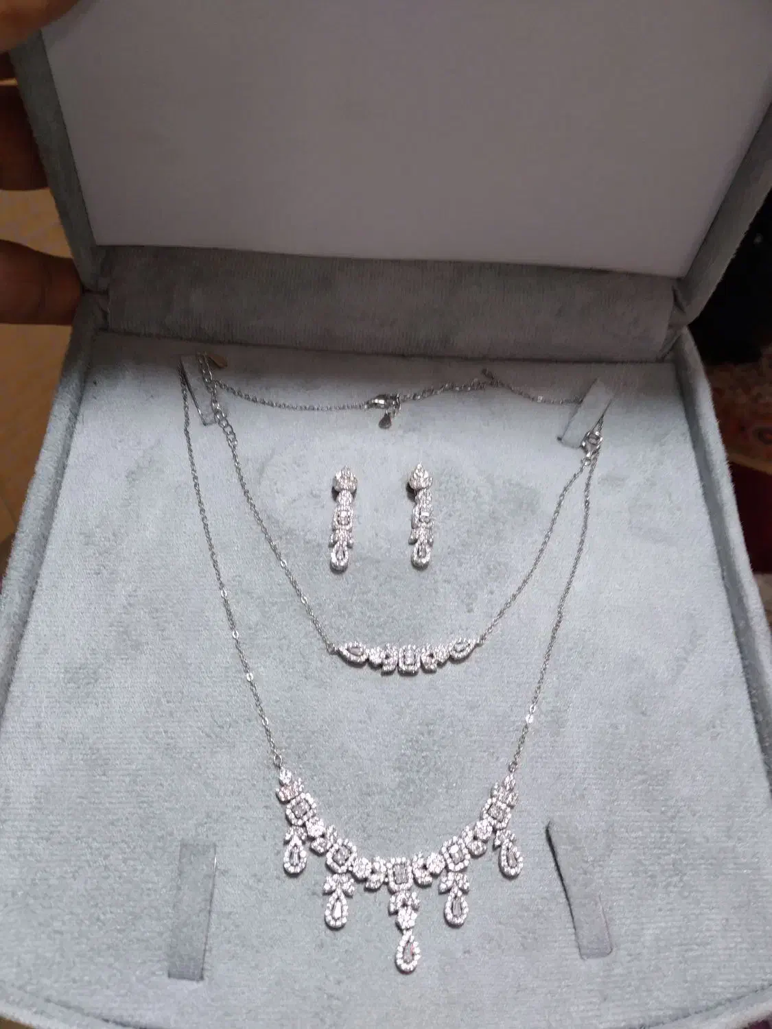 سرویس نقره|جواهرات|ری, شهادت|دیوار