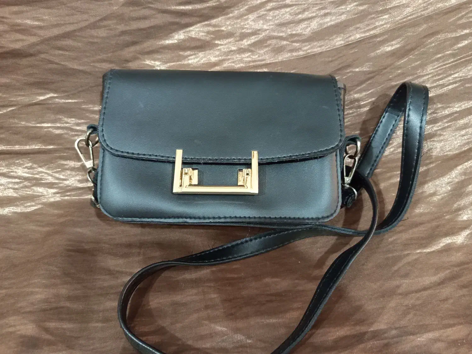 دو عدد کیف|کیف، کفش، کمربند|بندر انزلی, پیل علی باغ|دیوار