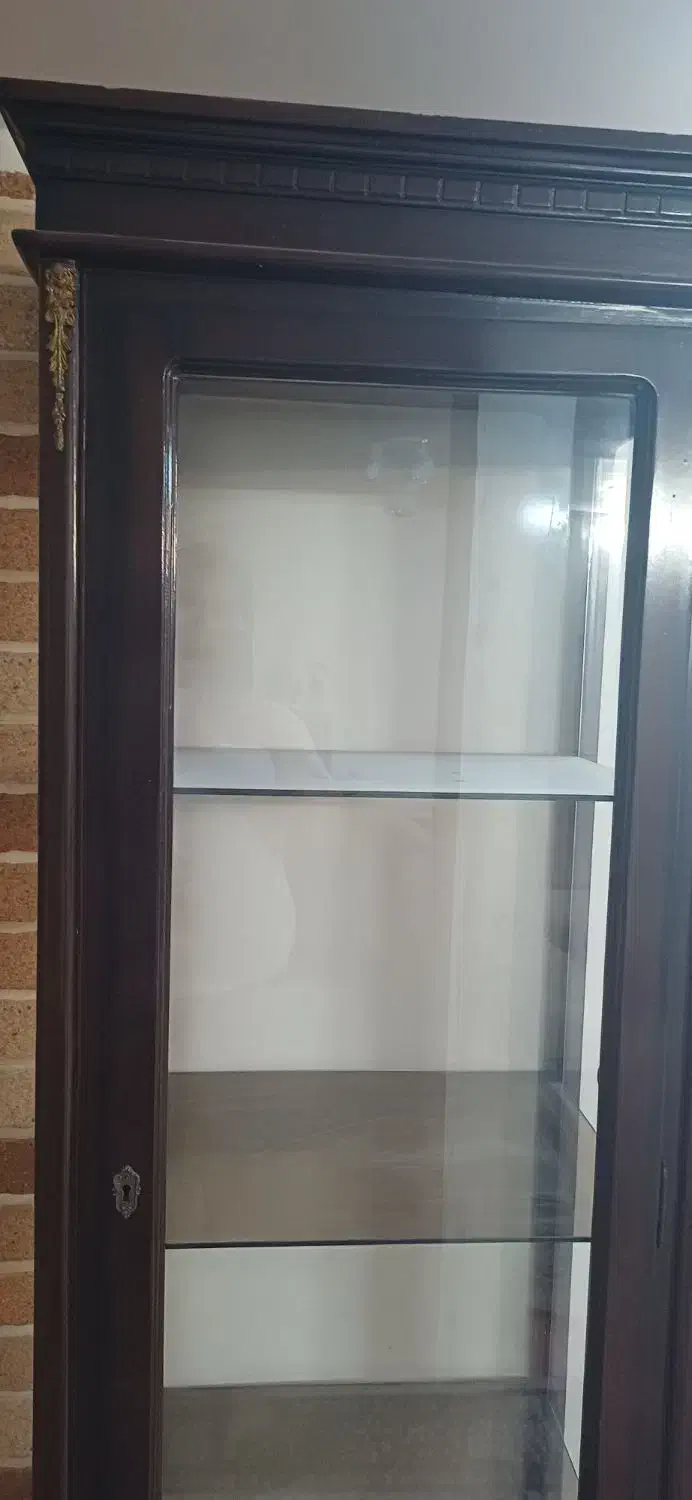 یک عدد بوفه چوبی محکم در حد|بوفه، ویترین، کنسول|تربتحیدریه, بوستان باغ ملی|دیوار